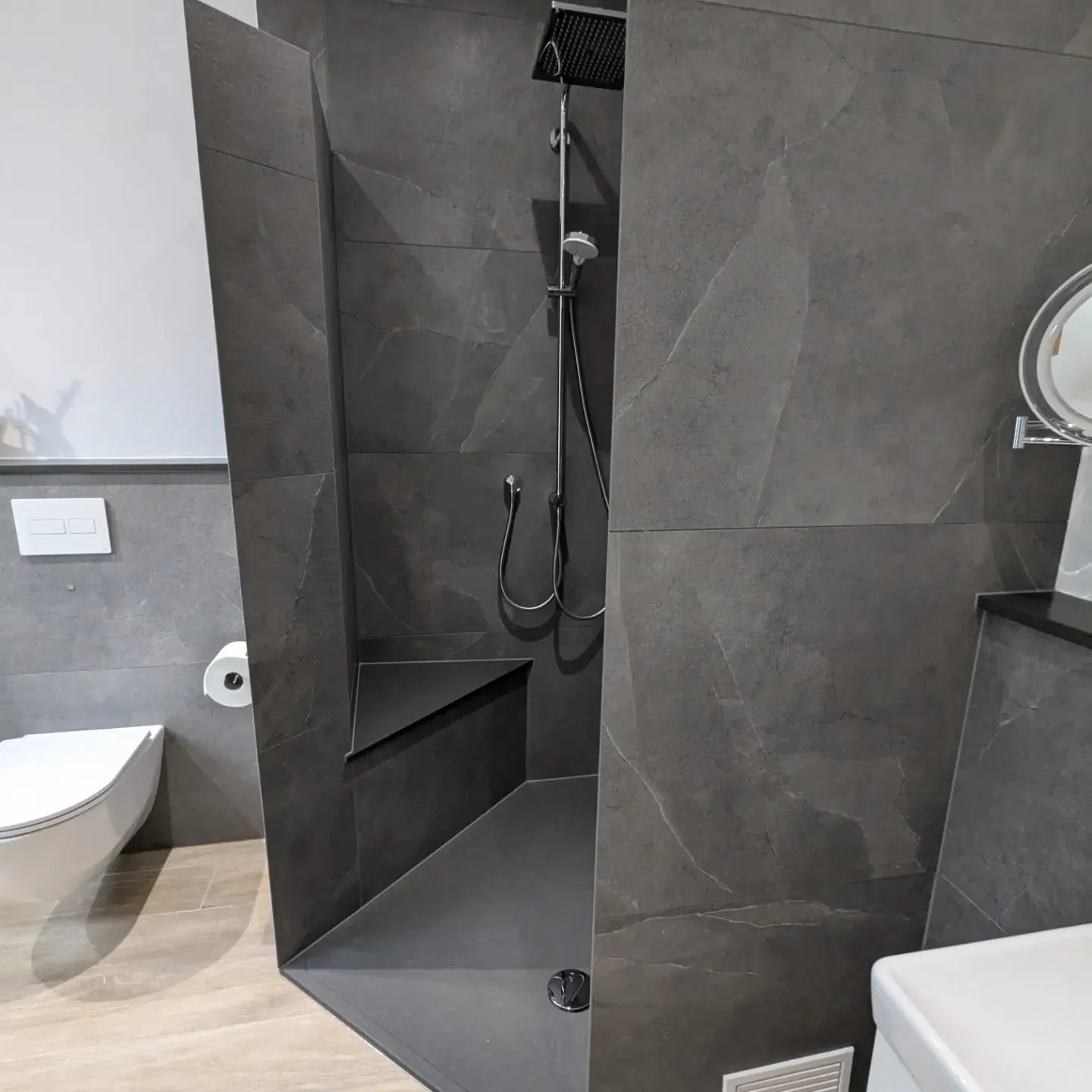 Ebenerdige Dusche in Großformat