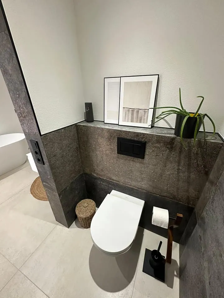 Gäste-WC mit Wandfliesen