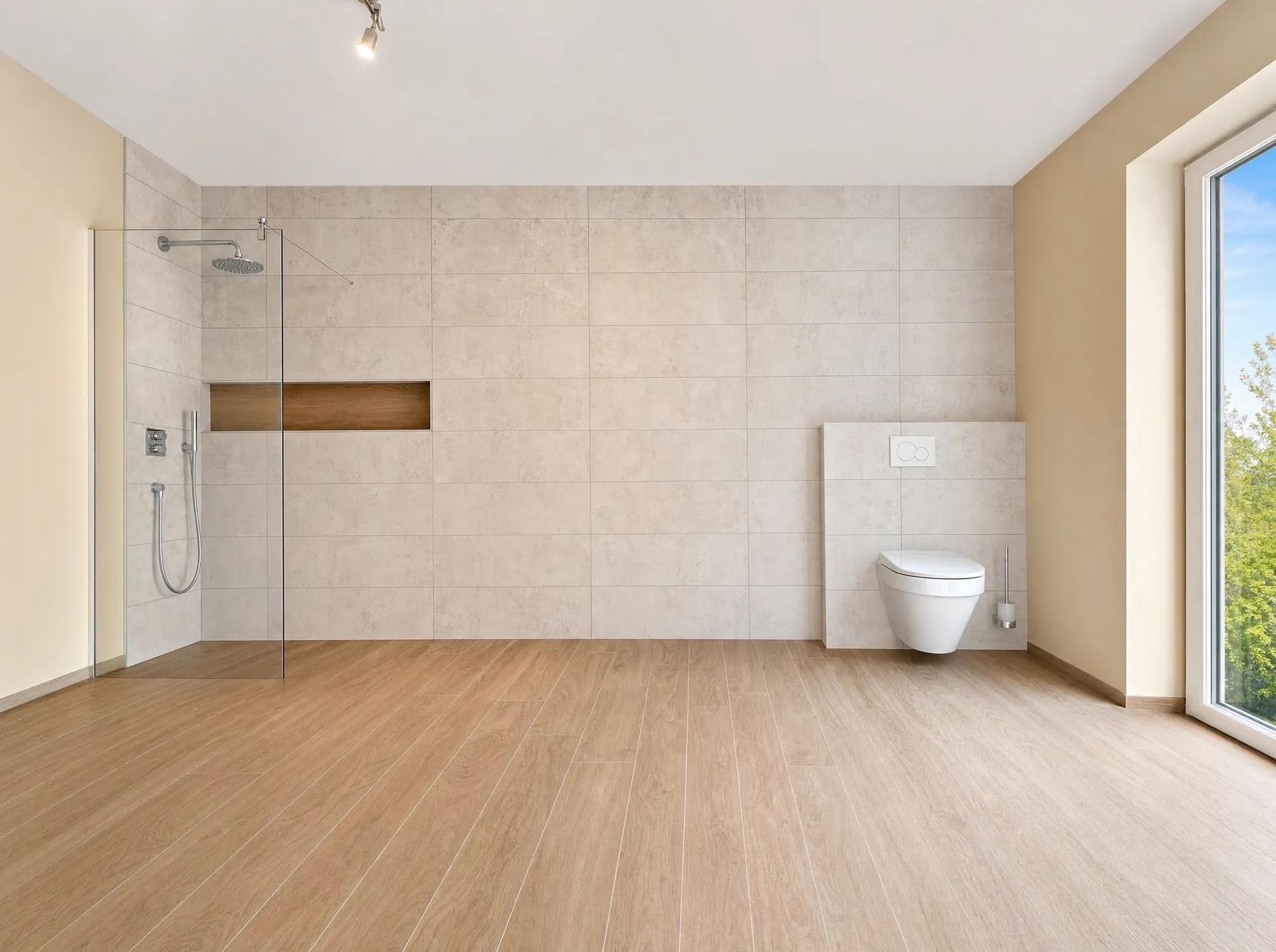 Begehbare Dusche mit Großformatfliesen und Holznische
